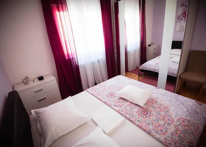 Bare I Danica Apartman Grebastica