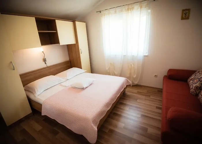 Bare I Danica Apartman Grebastica