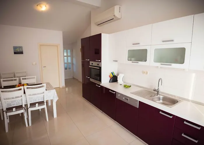 Bare I Danica Grebastica