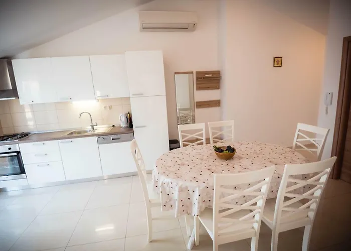 Bare I Danica Grebastica