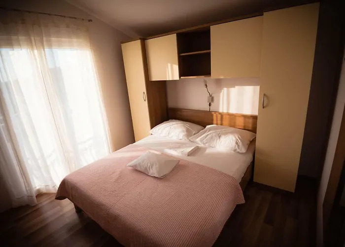 Bare I Danica Grebastica