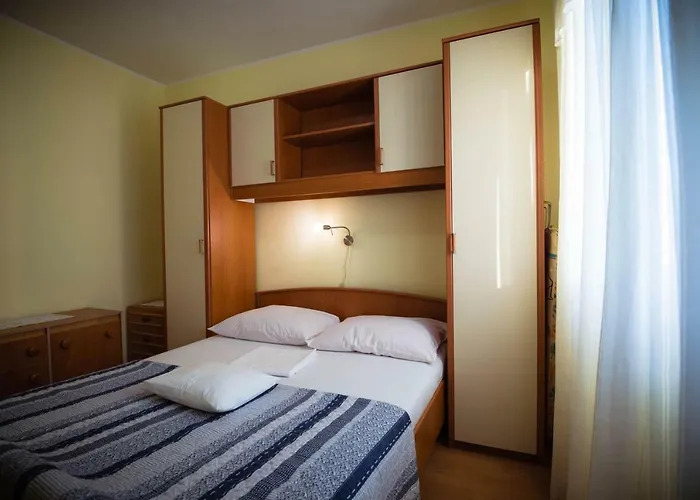 Bare I Danica Apartman Grebastica